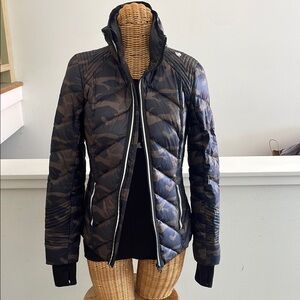 Black Quilted Puffer Jacket with High Collar and Fitted Silhouette